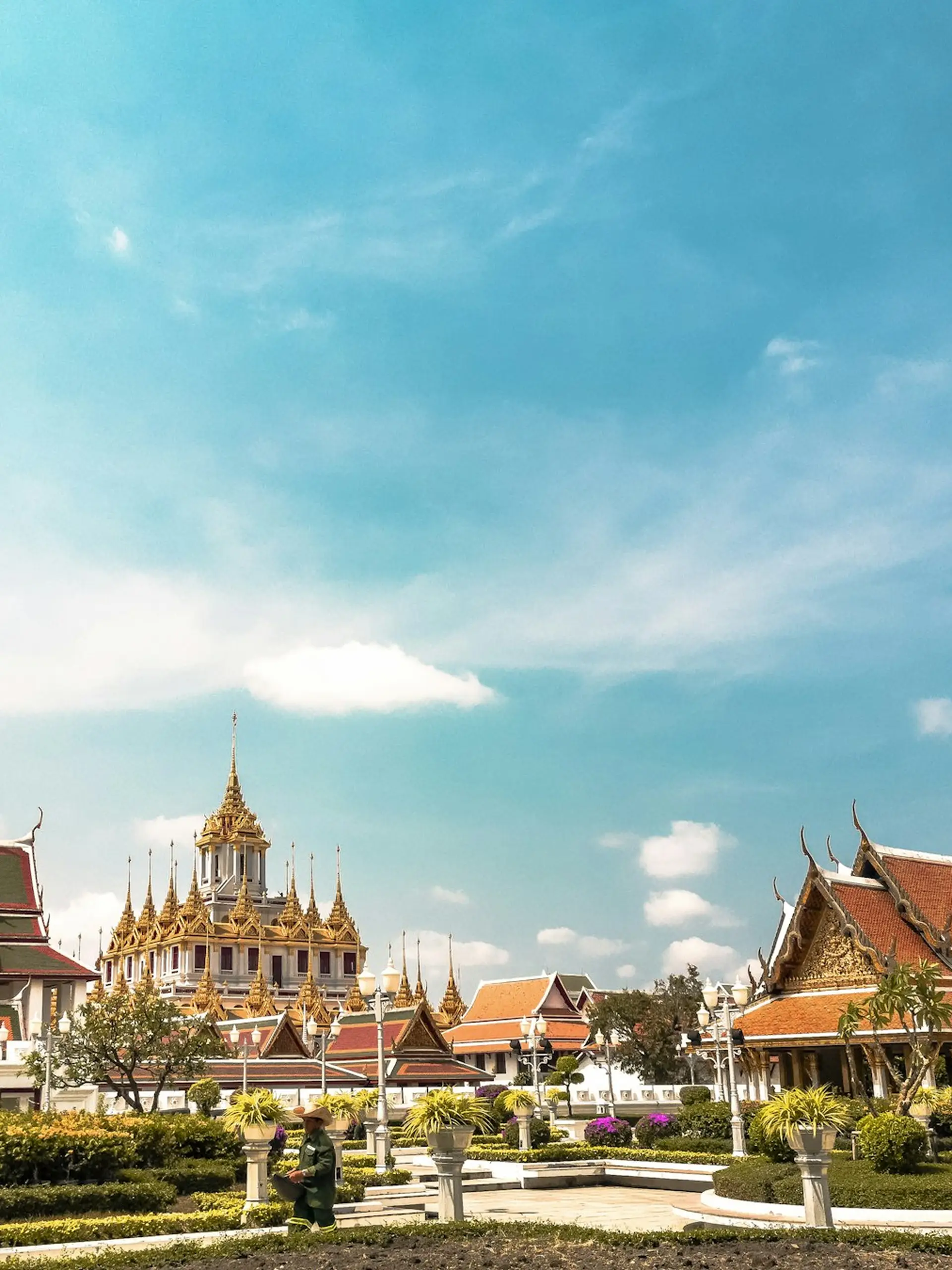 Tempelanlæg med gyldne spir i Bangkok