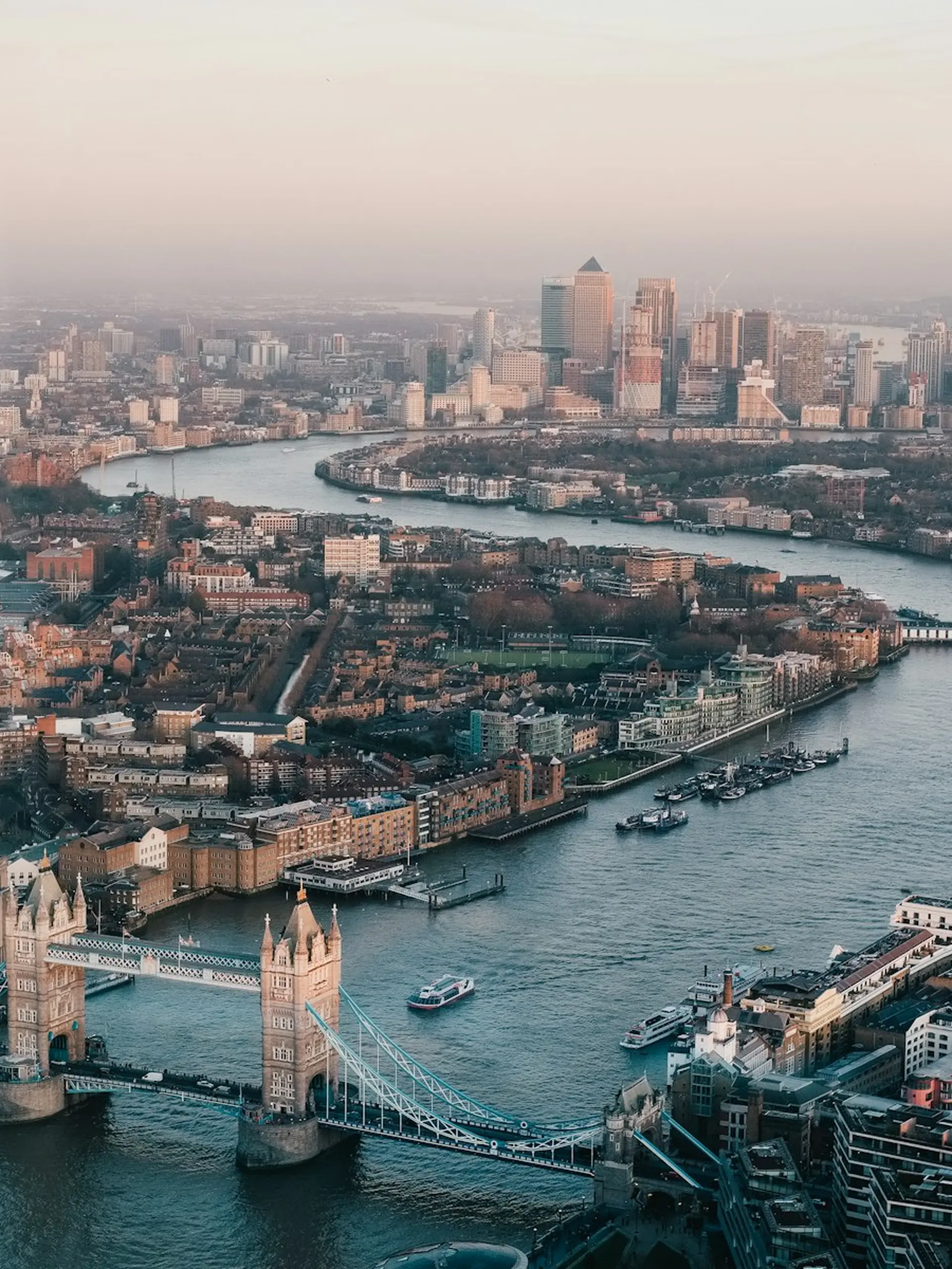 Tower Bridge og Themsen i London